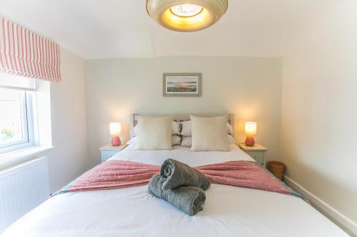 Postel nebo postele na pokoji v ubytování Shealing - East Wittering Fisherman's Cottage