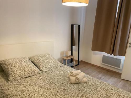 une chambre avec un lit avec un oreiller dessus dans l'établissement Appartement cosy au cœur de Metz, à Metz