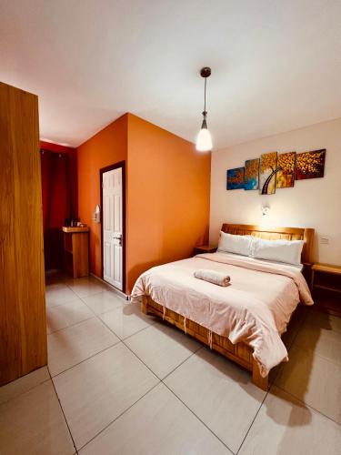 Giường trong phòng chung tại Vintage Lodge