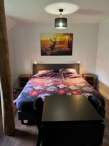 a bedroom with a bed with a quilt on it at Hof van Balloo in Balloo