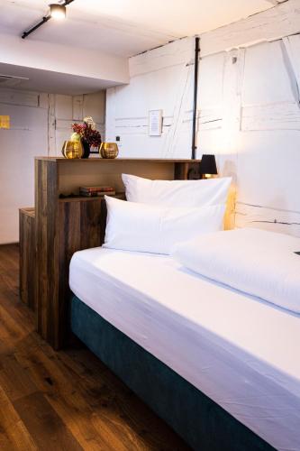 Postel nebo postele na pokoji v ubytování Das Goldschläger Boutique Hotel