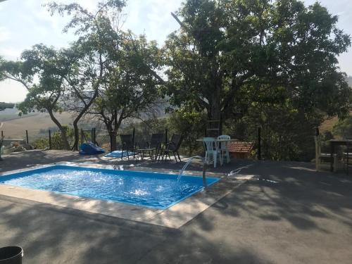 una piscina con una fontana d'acqua di Sítio Recanto do Pardal a Santa Rita de Caldas
