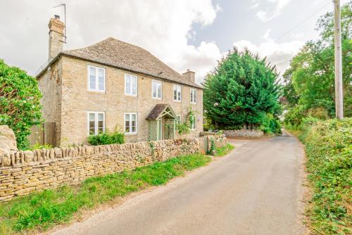 an old stone house on a dirt road at Farmhouse Retreat, 4 Bed, Pet Friendly in Long Hanborough