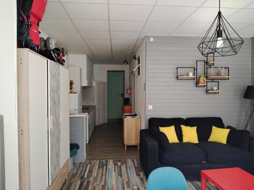 un salon avec un canapé et une cuisine dans l'établissement Appartement familial - 2 chambres, à Cauterets