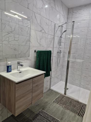 Un baño de Saracini's Homestay
