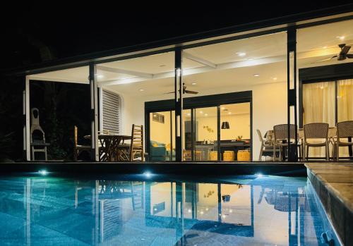 Gallery image of VILLA Ô 3 CAP - Magnifique Villa - classée 4 étoiles - Piscine CHAUFFEE - 4 ch - 8 personnes - accès direct à la plage et à l'esplanade de BOUCAN CANOT in Saint-Gilles les Bains