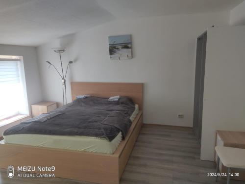 une chambre avec un grand lit dans une pièce dans l'établissement Helle 2 Zimmer Wohnung in Zentrum, à Schwerin