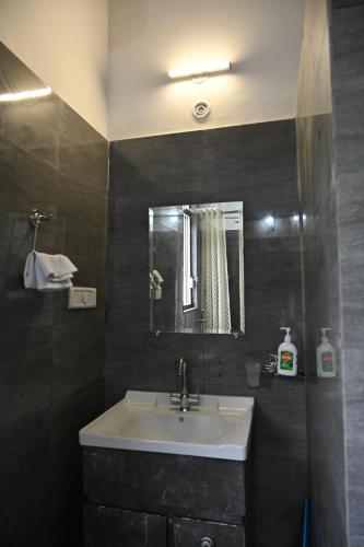 Koupelna v ubytování CorbettRivervalleyHomestay