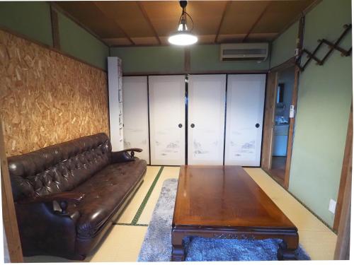 Ruang duduk di 四国旅行のHUB拠点 古民家ゲストハウスheso house