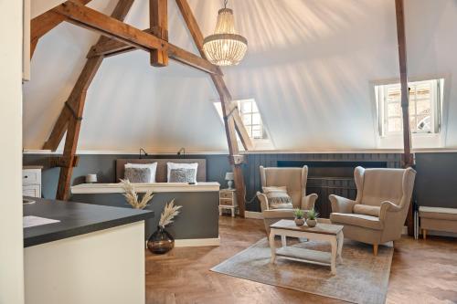 a salon with chairs and a table in a room at Boetiekhotel Ons Oude Raadhuis in Hooge Zwaluwe