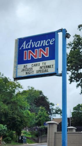 a sign for an appliance inn on a street at Advance Inn in Niagara Falls