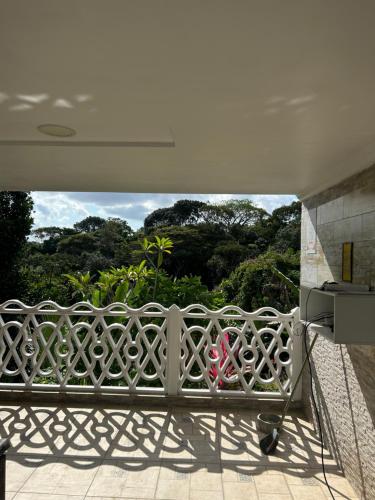 Balkoni atau teres di Suíte em uma reserva ambiental com piscina