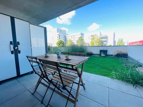 アンジェにあるCasa Bellaの木製テーブル、椅子付きのパティオ