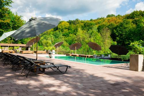 a group of chairs and an umbrella next to a pool at Oasis Karpat in Polyana