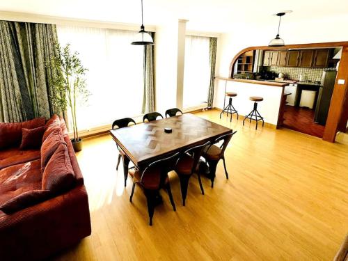 un salon avec une table en bois et un canapé dans l'établissement Casa Luciano, à Dunkerque