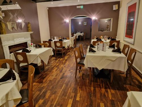 Restoran atau tempat lain untuk makan di Room near East Midland Airport 5