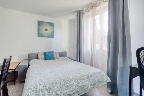 une chambre avec un lit, une table et une fenêtre dans l'établissement Badalux - Paris, CDG, Expo Parc, StadeDeFrance, à Aulnay-sous-Bois