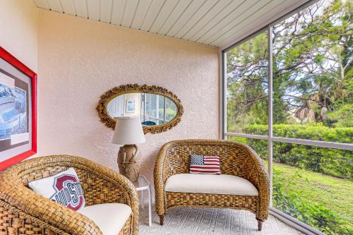 Χώρος καθιστικού στο 8 Mi to Beach with Pool Access Englewood Condo!