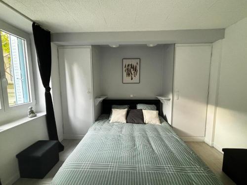 En eller flere senge i et værelse på Joli T2 avec jardin - calme & chaleureux