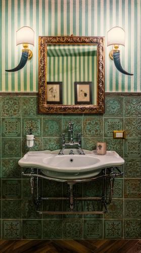 a bathroom with a sink and a mirror at Regal House Verona REGIMENTAL in Verona