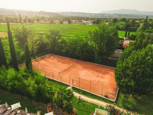 an overhead view of a tennis court in a field at Park Residence Il Gabbiano in Moniga