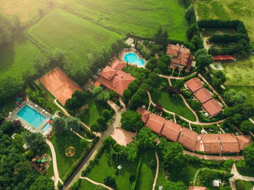 an aerial view of a house with a swimming pool at Park Residence Il Gabbiano in Moniga