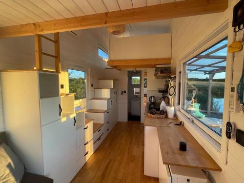 Kuchyň nebo kuchyňský kout v ubytování Lakefront Tiny House with WiFi, AC, Heating, all-year accessible