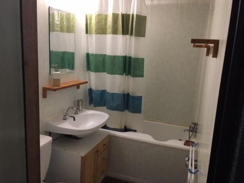 une salle de bain avec un lavabo, des toilettes et une baignoire dans l'établissement Studio cosy 4 pers, centre station, proche pistes et commerces - FR-1-404-51, à La Mongie