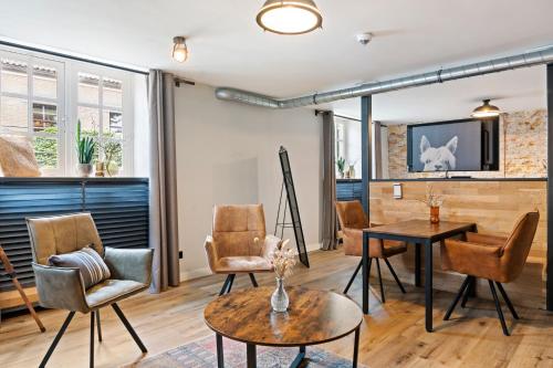 a living room with chairs and a table at Boetiekhotel Ons Oude Raadhuis in Hooge Zwaluwe