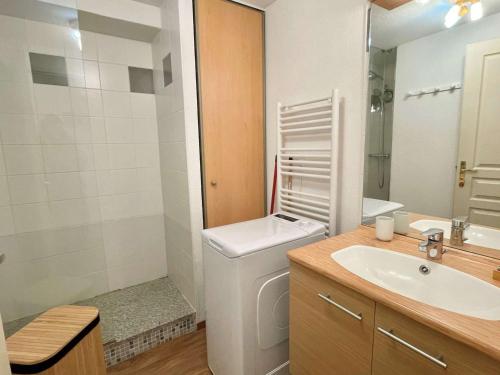 Kúpeľňa v ubytovaní Appartement confortable Flumet - Piscine, Parking, 2 ch, 6 pers - FR-1-603-69
