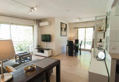 Elegant Apt w/2 Terraces/Mins to Beach & Shops