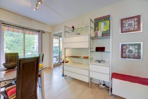 un bureau avec un bureau et un ordinateur dans une pièce dans l'établissement Elegant Apt w/2 Terraces/Mins to Beach & Shops, à Antibes