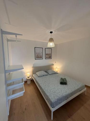 - une chambre avec un lit, 2 lumières et 2 étagères dans l'établissement Centre histoire AAA, à Béziers