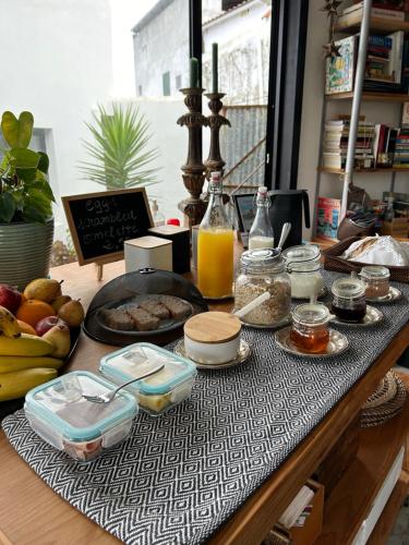 een tafel met eten en drinken erop bij Bedebike in Óbidos