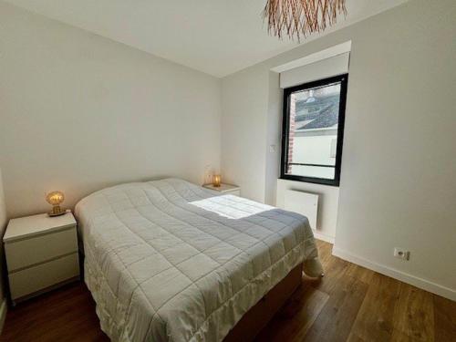 une chambre avec un lit et une fenêtre dans l'établissement Maison cœur Quiberon, 5 pièces, 110m², 8 pers., WIFI, proche plage et commodités - FR-1-478-301, à Quiberon