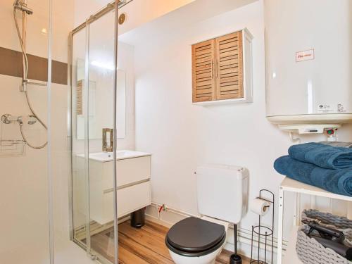 une salle de bain avec toilettes et douche en verre dans l'établissement Joli 2P avec jardin privé à Merville-Franceville, proche plage et commerces - FR-1-788-30, à Merville-Franceville-Plage
