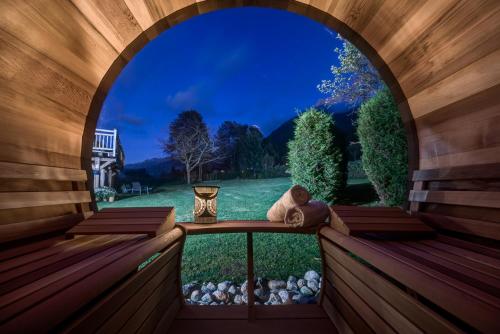 Tiki Lodge - hot tub & sauna photo 15