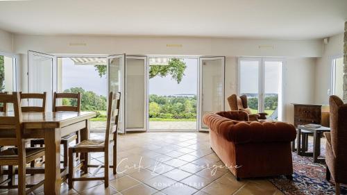 un salon avec une table, des chaises et un canapé dans l'établissement LA VILLA GOLF ET MER - 6 Pers LA FORET FOUESNANT, à La Forêt-Fouesnant
