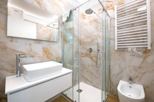 Un baño con lavabo y ducha de cristal. en -Free Parking-City-Center-Strategic Apartment, en Verona