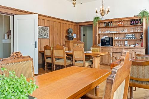 a dining room with a table and chairs at Boetiekhotel Ons Oude Raadhuis in Hooge Zwaluwe