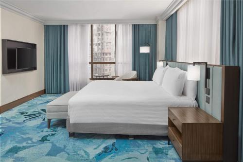 Кровать или кровати в номере Holiday Inn & Suites Manila Galleria by IHG