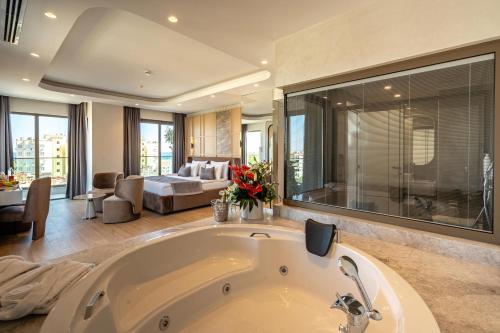 A bathroom at Awen Lara Hotel