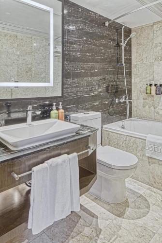 Ванная комната в Holiday Inn & Suites Manila Galleria by IHG