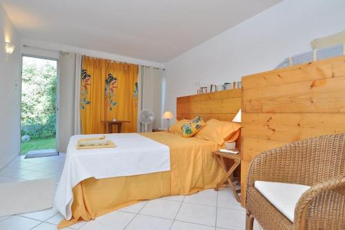 - une chambre avec un grand lit et un mur en bois dans l'établissement Sea view villa - Cala Rossa private park, à Lecci