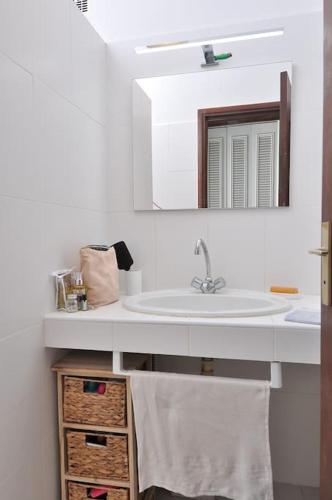 une salle de bain avec un lavabo et un miroir dans l'établissement Sea view villa - Cala Rossa private park, à Lecci