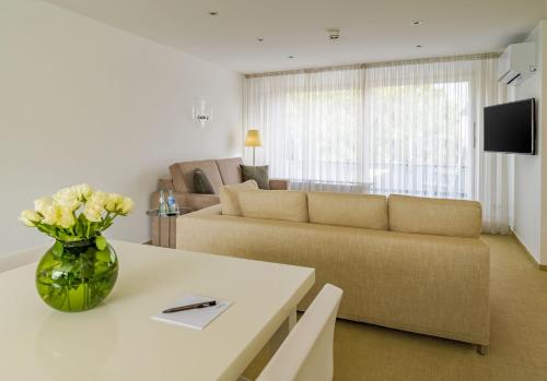 Televisyen dan/atau pusat hiburan di rugs HOTEL Köln