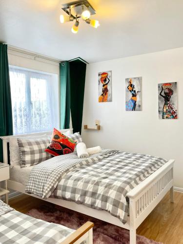 GoodmayesにあるThe Express Apartmentのベッド2台と窓のある寝室