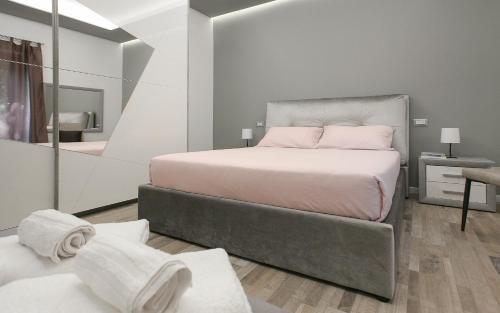 a bedroom with a bed with pink pillows and a mirror at Leyla's House in Gorle