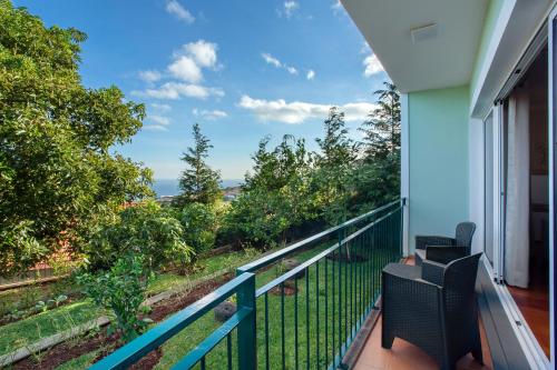 a balcony with a view of the ocean at Refugio Dourado in Água de Pena