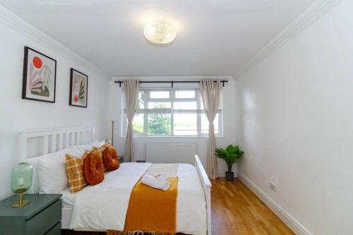 Postel nebo postele na pokoji v ubytování McRae - 2 bed Flat - South Norwood - Crystal Palace